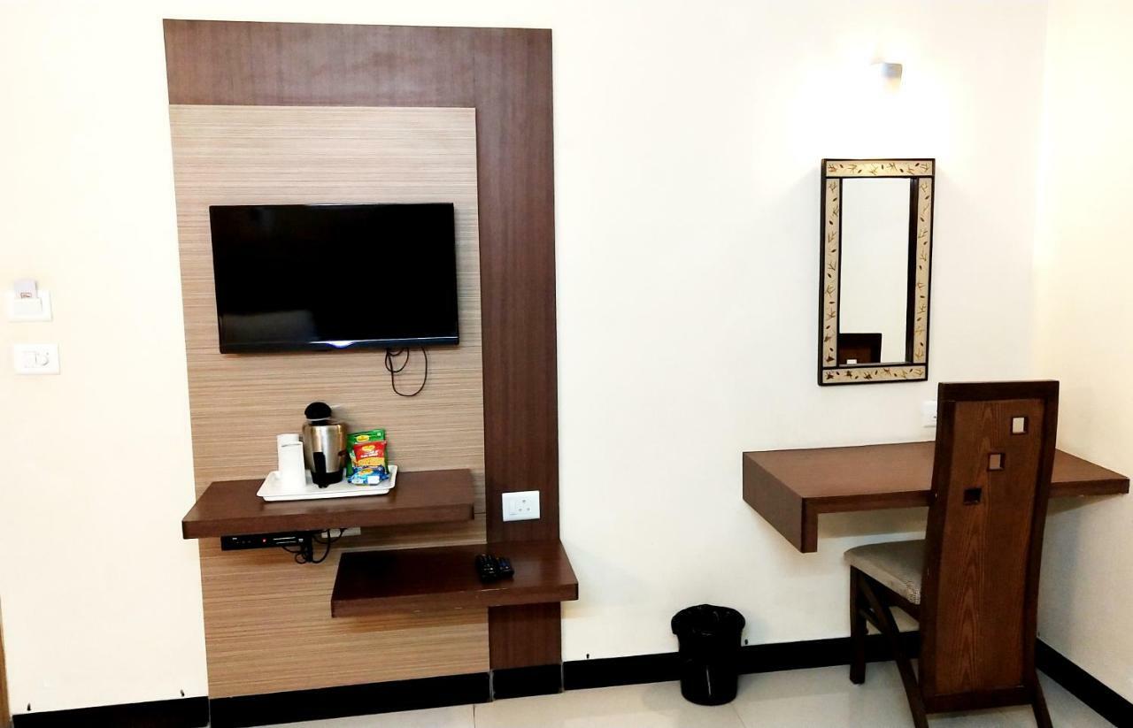 Hotel The Pioneer Visakhapatnam Exterior foto